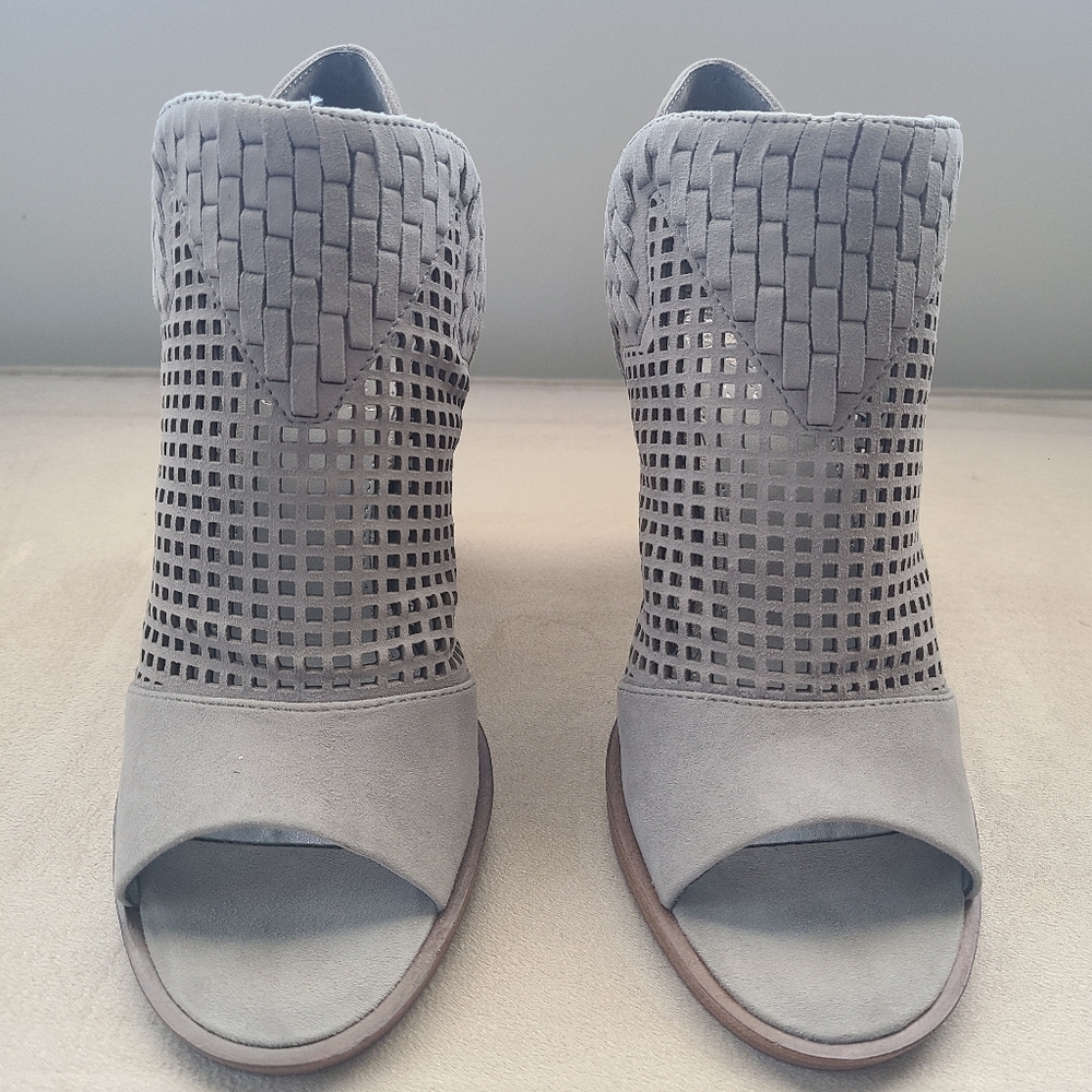 NIB Vince Camuto Fritzey Booties